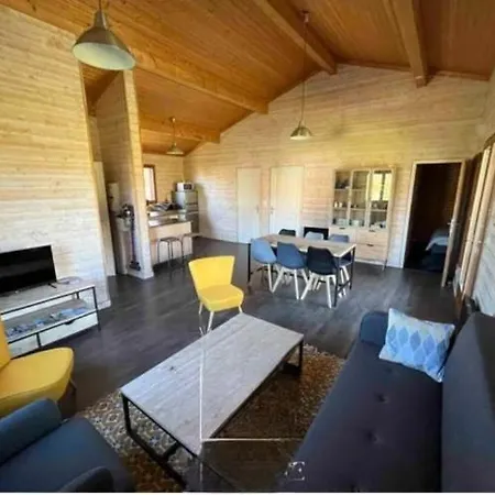 Bois Et Volets Rouges Chalet Les Mathes