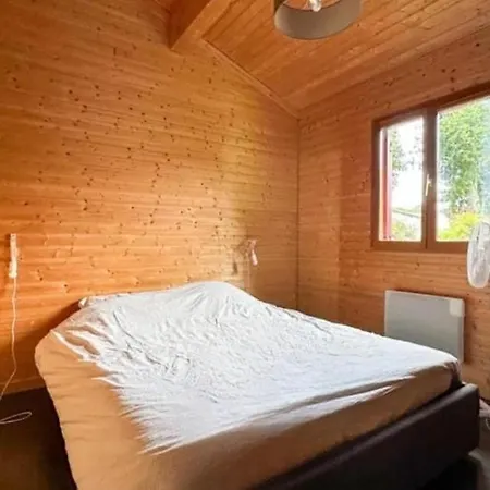 Bois Et Volets Rouges Chalet