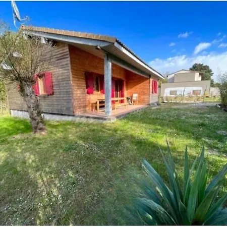 Chalet Bois Et Volets Rouges *